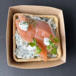 TART SQUARE - サーモンのコンフィとほうれん草(736円)。美味しい
