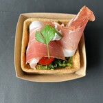 TART SQUARE - 生ハムとイチジク(736円)。プチトマトが美味しいとテンション上がります。