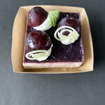TART SQUARE - ぶどうチーズケーキ(736円)。甘過ぎない。チーズ過ぎない。酸っぱ過ぎない。美味しいぶどう