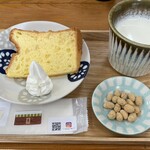 シーダーハウス - シフォンケーキとホットミルク