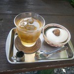 杏仁豆腐（さんぴん茶付き：500円）