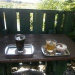 アイスコーヒー（400円）＆杏仁豆腐（さんぴん茶付き：500円）