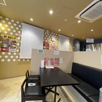 三宮一貫楼 - 店内　テーブル席は3席