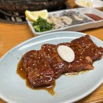 炭火焼肉･ホルモン モツの天満屋 - ハラミと奥は生セン刺