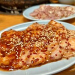 炭火焼肉･ホルモン モツの天満屋 - てっちゃんと奥はミノ