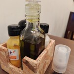 神田小川町 幻のイタリアン カンティーニ - ドレッシング類（オリーブオイル、人参ドレッシング、塩、フレンチドレッシング、バルサミコ酢）