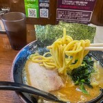 大山家 - 麺リフト、多分酒井製麺だと思います。食べた感じが酒井っぽかったから、と言う曖昧な意見になりますが。。