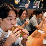World Burger - カウンターでお酒とバーガーのペアリングが楽しめます