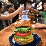 World Burger - カウンターでお酒とバーガーのペアリングが楽しめます