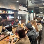 World Burger - カウンターでお酒とバーガーのペアリングが楽しめます