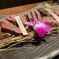 但馬屋 心斎橋 - 焼いた後、スタッフの方が切ってくれる