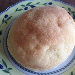 Johan - 2014年4月：焦がしバターのメロンパン(￥180+税)…表面は薄いクッキー生地、確かにバターが香ります