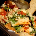 ウエストパパ - ハピバ会：野菜とミニモッツァレラサラダ・自家製フォカッチャ添え