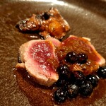 ウエストパパ - ハピバ会：鹿肉の低温調理、ブルーベリー＆蜂蜜ソース、あみ茸添え