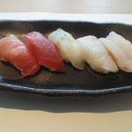 Sushichou - ランチ握り「結」3200円　一皿目　（左から中トロ・マグロ赤身・平目・ホウボウ・エビ）