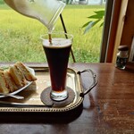ぷらな - 別容器のコーヒーを注いでいく

コーヒーは泡が出ているなあ
シェイクでもされてるのだろうか❔

10分位後に食べてみたら
まだシャリシャリと音と食感がしていて
甘みもあり美味しい味わい