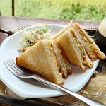 ぷらな - 
◯人気のホットサンド
ホットサンドと聞くと
具材はハムとチーズの組み合わせを思い出すけれど、、、