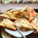 ぷらな - コンガリと焼かれた耳付きトーストの中には

マヨネーズ和えされたクラッシュエッグに
トマトケチャップもトーストの片側に塗られていて
きゅうりのスライスも入っていた