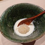 すし宮川 - 肝ソースに赤シャリを入れて