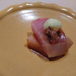 すし宮川 - ブリの醤油漬け山ワサビを乗せて