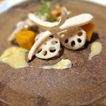 手打ち蕎麦とフレンチの やな木 - ●１品目　上富良野産有機人参と秋野菜のサラダ
      ゴルゴンゾーラのソースとレモンのドレッシング
      白いのがニンジンです。ニンジンの味なのですが、独特の青臭さはなく美味しいです。蓮根が塩加減、少し油をまと