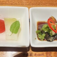 老四川 飄香小院 - 特製前菜四種（天然乳酸発酵の四川ピクルス＆蒸しナスとピータンの黒酢ソース和え）