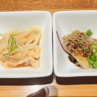 老四川 飄香小院 - 特製前菜四種（クラゲの冷菜 赤酢和え＆ハチノスの四川風）