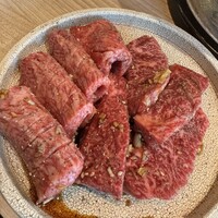 炭火焼肉 肉の匠 ひうち - ←ヒウチ(トモサンカク)　　和牛極上ハラミ→