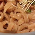 個性あるライ麦麺は極太平打ちウェーブピロピロ麺で強烈に太い！