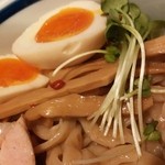 具材は濃厚スープに合わせた仕上げ