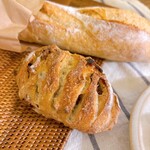 ブリ - 全粒粉のバゲットとくらんべりーのパン