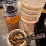 唐揚げ食堂 ごいち - ドレッシングと漬物