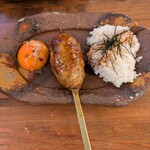 炭火焼き鳥 五tsubo - 合鴨とせせりのお月見つくね：390円