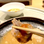 銀座 焼 新潟屋 - 名物 牛もつ煮込み