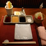 串かつ あーぼん - 設置されてるソース類とレモン汁,野菜スティック♪