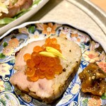 銀座 焼 新潟屋 - 前菜 京紅地鶏棒寿司　奈良漬　いくら