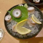 すし酒家 一歩 - 活たこ刺も目茶苦茶美味しい(⁠๑⁠♡⁠⌓⁠♡⁠๑⁠)
      壁の活たこ刺お品書きの隅っこに、限定で吸盤のみも出来ますの文字を発見！
      生タコ刺合計３品も頂いちゃいました(笑)