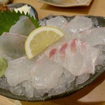 すし酒家 一歩 - 活〆真鯛刺身
      活〆の文字に偽りなく目茶苦茶美味しい(⁠๑⁠♡⁠⌓⁠♡⁠๑⁠)
      この身の締り具合い！身がまだ生きています。
      このクオリティの真鯛は本当に久しぶりに頂きました。