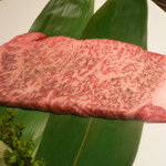 炭火焼肉 あもん - 神戸牛サーロインＡ5：ご立派なサシ・・・旨い！