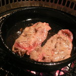 炭火焼肉 あもん - 焼しゃぶ：丸い鉄皿でさっと焼きます