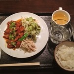 Kafe Ando Kicchin Komekome Shokudou - ジンジャーポーク700。かーなり、味が濃いですね…ご飯進みますが、体にはねー。ご飯少な目です！食べ順ダイエット(^-^)ずーと、継続してます！もっと開拓しないと、ダメだなー。。。