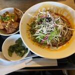 餃子や獅丸 - 冷やし担々麺(黒)+油淋鶏