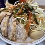ラーメン二郎 - 小ぶた（1,070円）＋ネギ（120円）＋ニラキムチ（120円）＋味付玉子（120円）、ニンニクコール