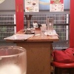 肉汁餃子製作所 - 席は簡易な机に赤い丸椅子でした。