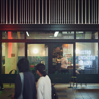 狸小路に面したテラス席