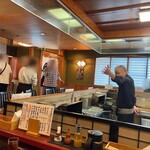 和乃貫山 - 開店直後の店内とお客を向かい入れるご主人