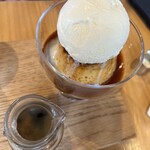 ビィーンズファーム - プリンアフォガード　苦味のある温かいコーヒーをかけながらいただく。プリンの甘味がより一層味わえる。