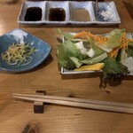串かつ専門店 藍花 - サラダと前菜と串カツのソース達。