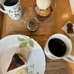 ビィーンズファーム - 手前は、味が濃厚なバスクチーズ