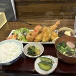 味亭花の家 - 特大エビフライ定食。